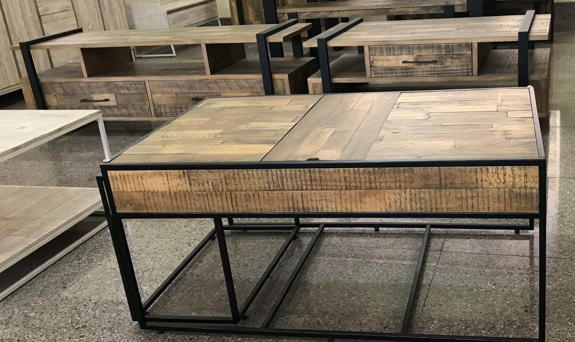 Xuất khẩu gỗ Nhật Bản luôn được biết đến với chất lượng tuyệt vời và độ bền cao. Với các dòng sản phẩm như gỗ sồi, gỗ thông và gỗ đen, xuất khẩu gỗ Nhật Bản đã trở thành một trong những lựa chọn hàng đầu cho nội thất cao cấp.